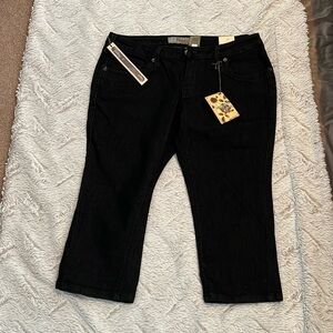 NWT Hybrid & Company Black Jean Capri Size 13
